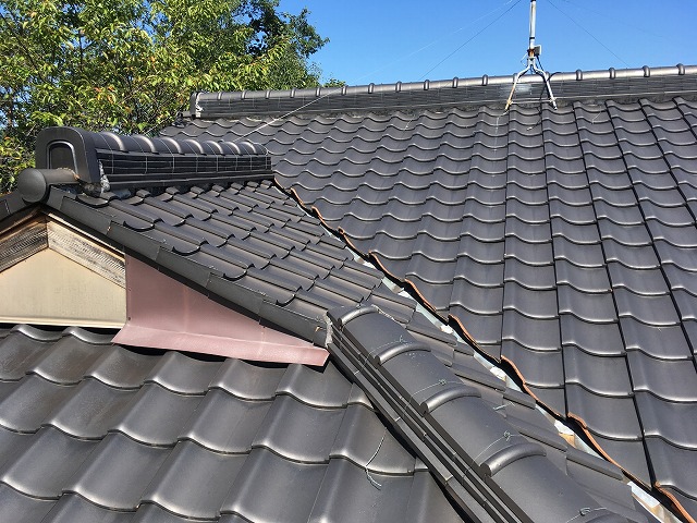 羽島市で雨樋のゴミ堆積や谷板金のサビなどが見つかった、陶器瓦が使用された戸建て住宅の屋根点検